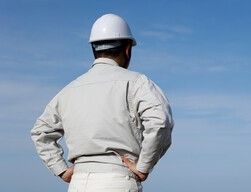 天井エアコン点検中の作業員