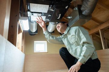 天井エアコン点検作業